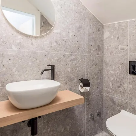 Gorgeous Apartment In Omisalj 奥米沙利