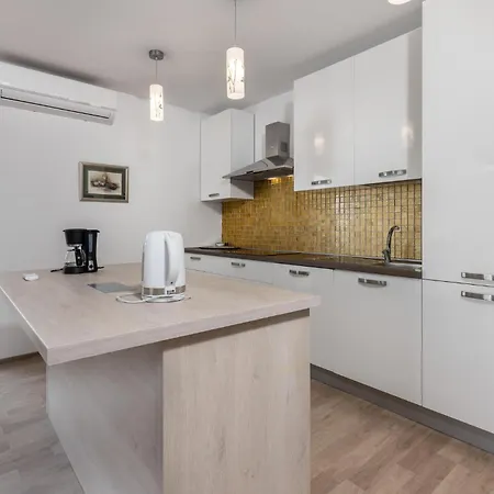 1 Bedroom Awesome In Apartment