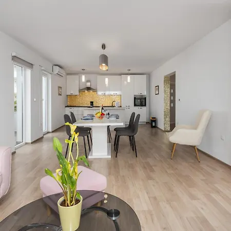 1 Bedroom Awesome In Dramalj