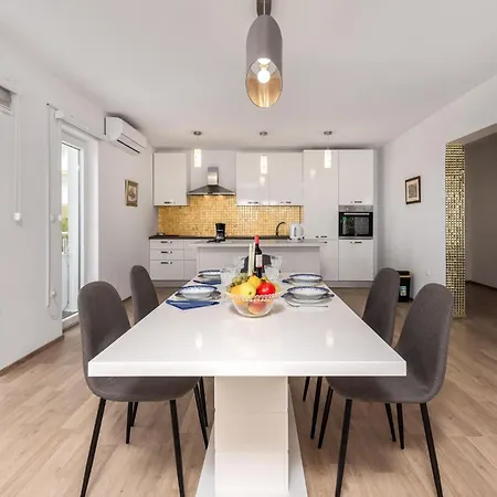 1 Bedroom Awesome In Apartment
