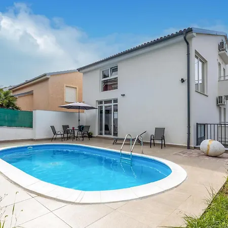 1 Bedroom Awesome In Apartment *