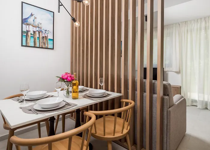 Gorgeous Apartment In Omisalj شقة