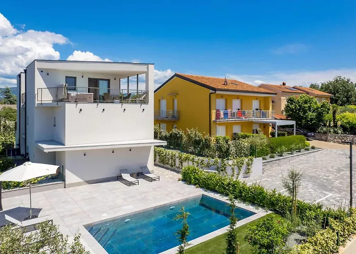 Gorgeous Apartment In Omisalj *